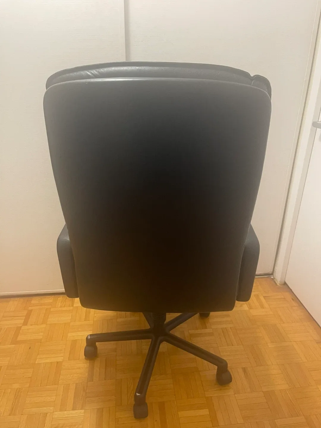Black Leather Executive Office Chair image indicator(3)