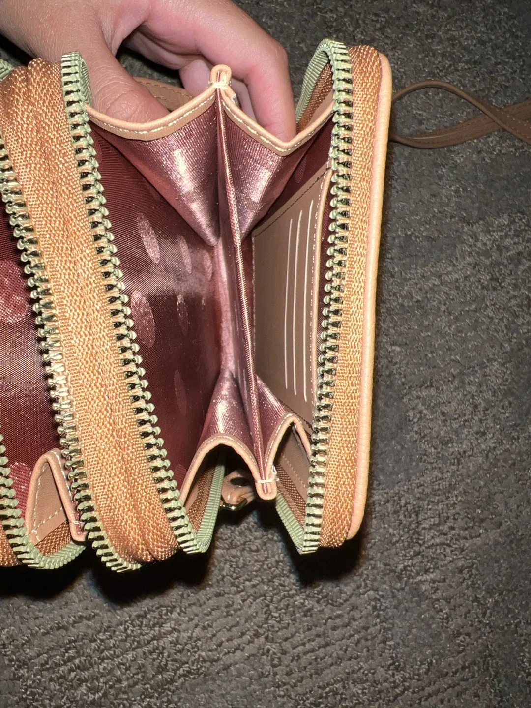 Beautiful classy bag in perfect condition image indicator(7)