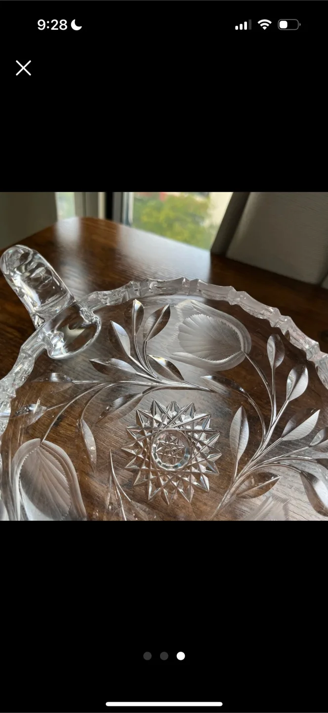 Crystal/cut glass serving dish with a handle image indicator(3)