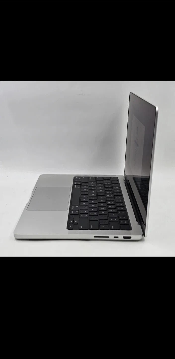 MacBook Pro 14" M3 Pro open box image indicator(9)