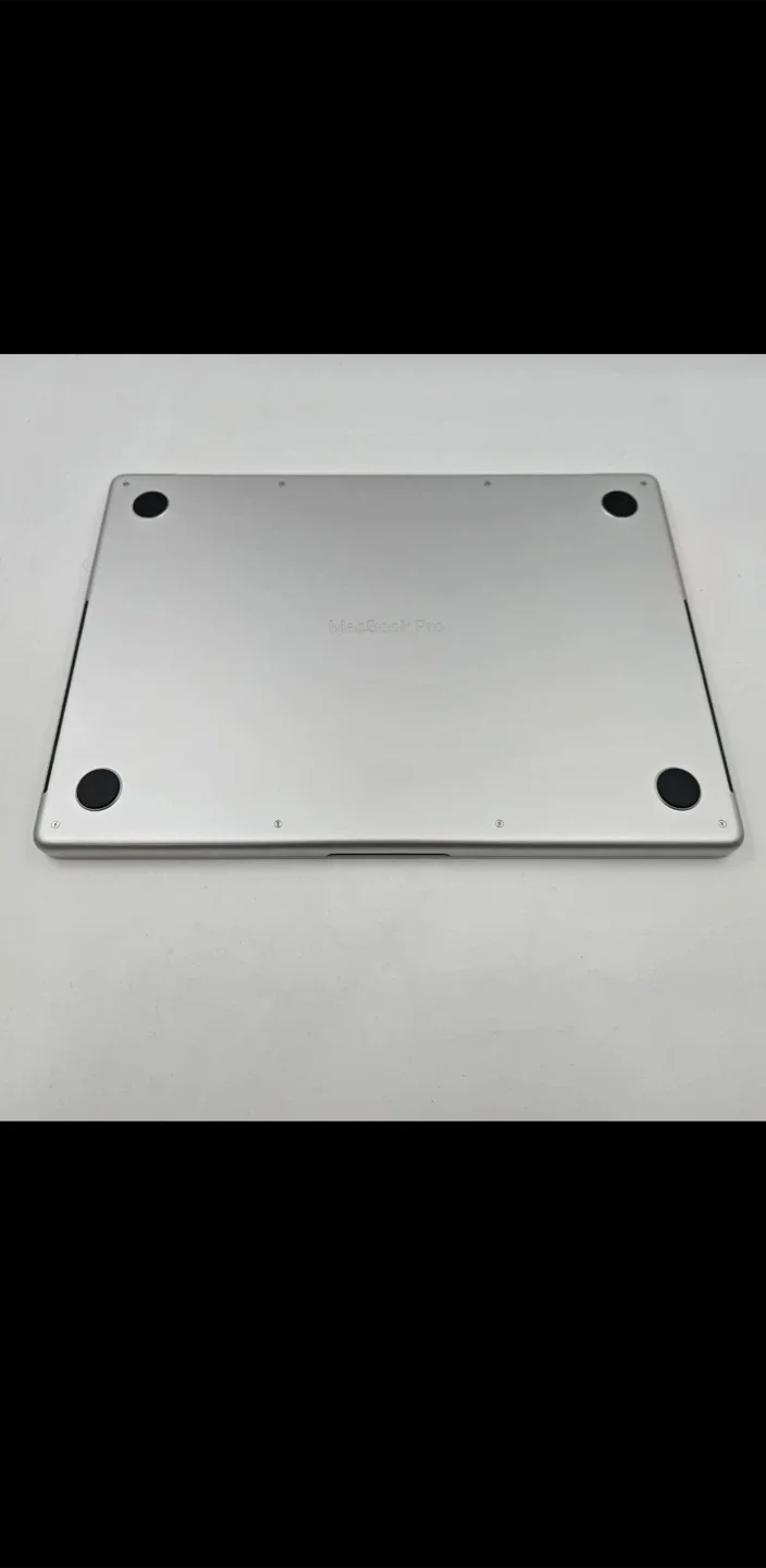 MacBook Pro 14" M3 Pro open box image indicator(7)