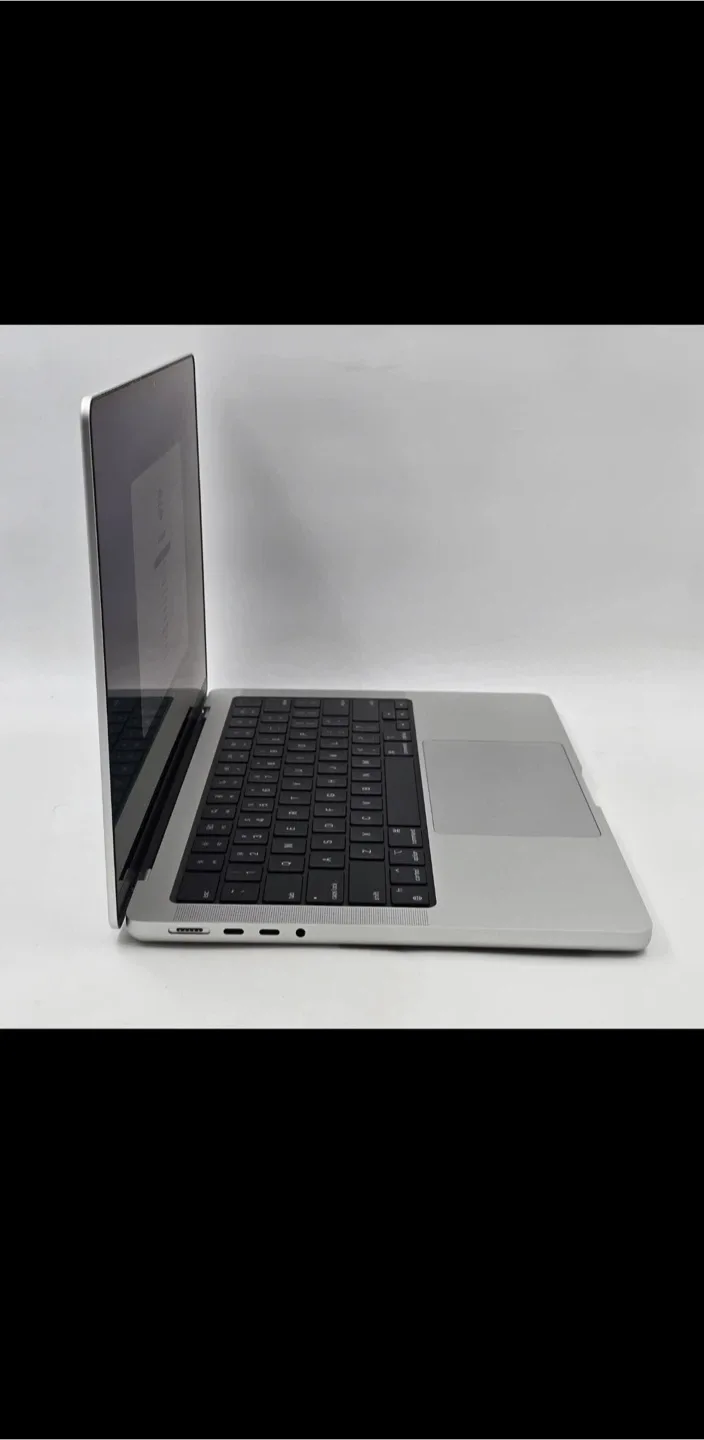 MacBook Pro 14" M3 Pro open box image indicator(8)