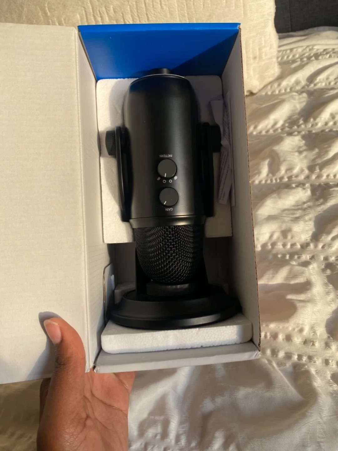 Blue Yeti USB Microphone - Blackout Edition image indicator(2)