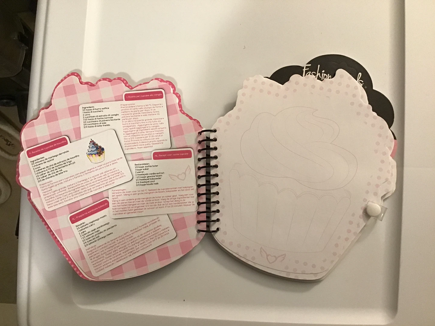 🤩Fashion Angels Trendfolio Cupcake Activity Book - photo 4