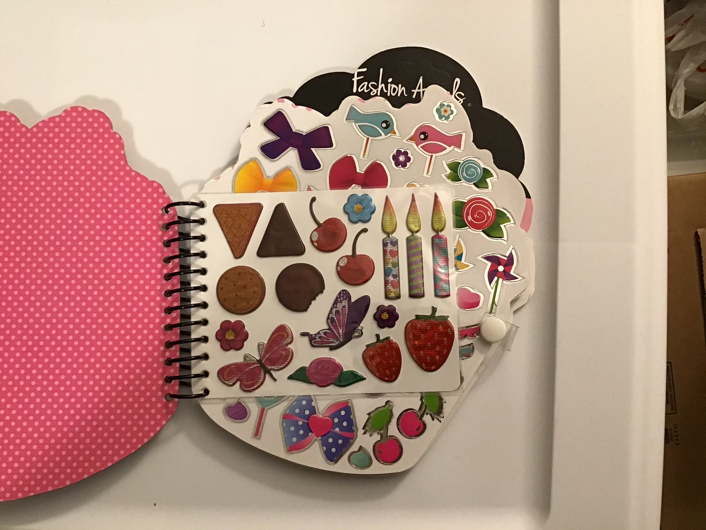 🤩Fashion Angels Trendfolio Cupcake Activity Book - photo 3