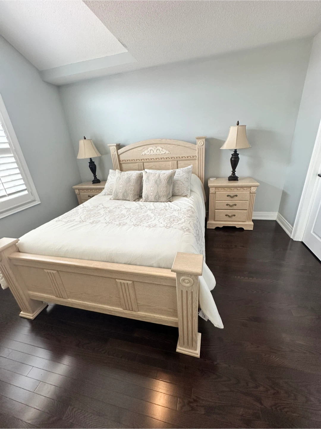 Queen size Bedroom Set - Bed, Dresser, Nightstands