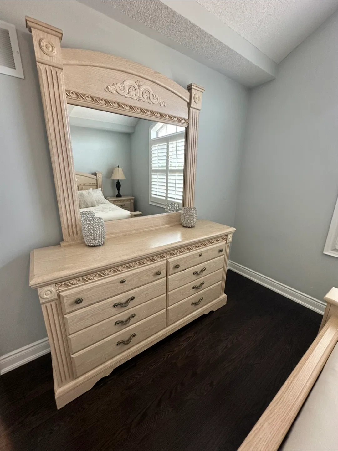 Queen size Bedroom Set - Bed, Dresser, Nightstands image indicator(2)