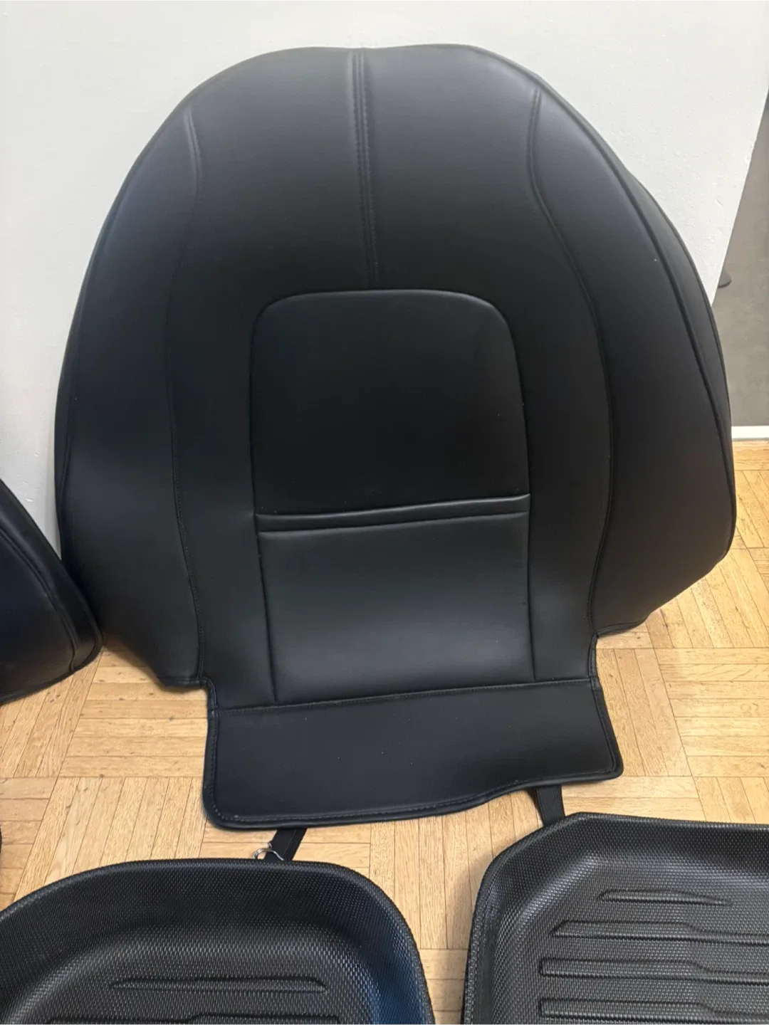 Car Floor Mats & Seat Covers - Black image indicator(4)