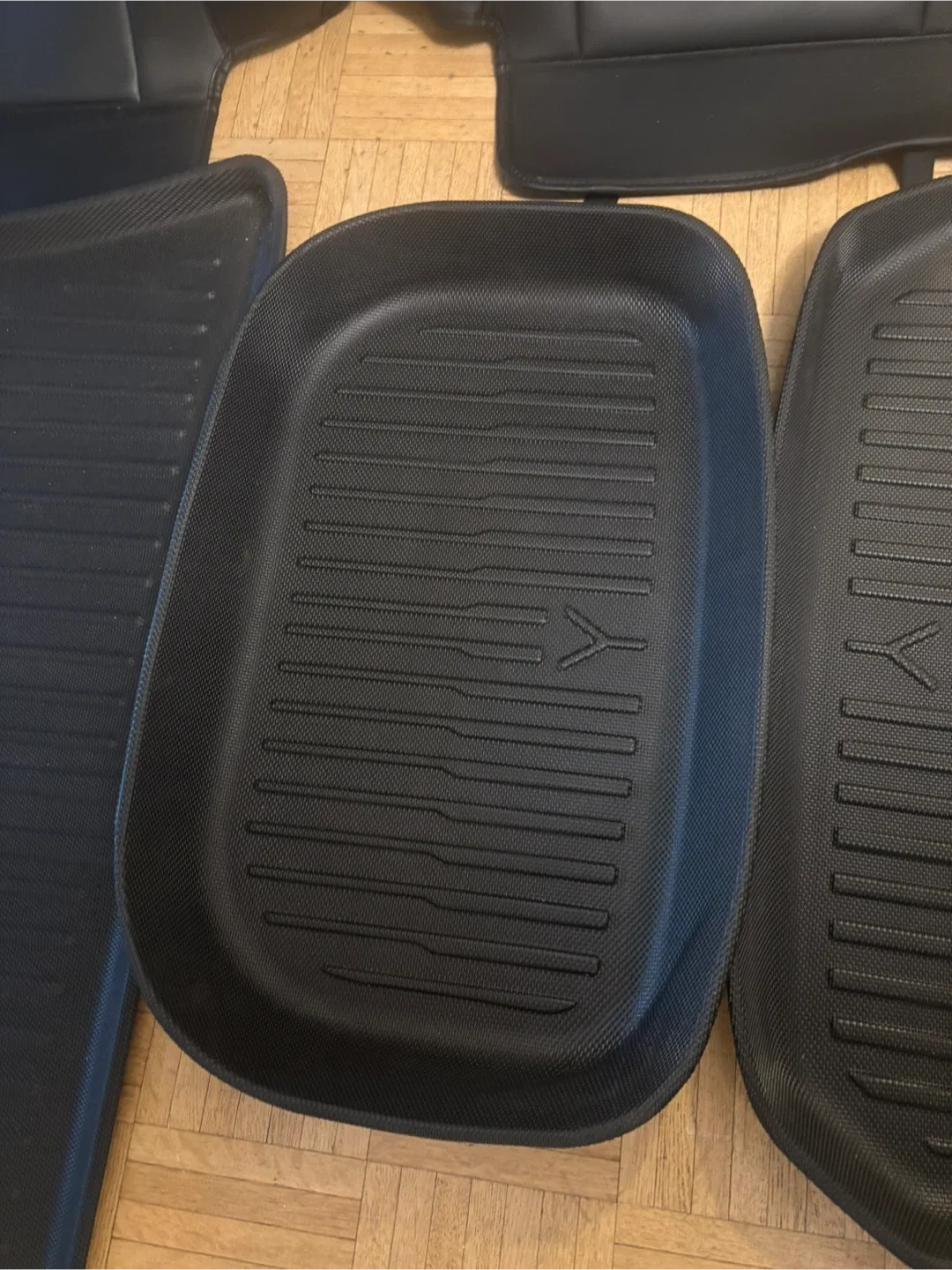 Car Floor Mats & Seat Covers - Black image indicator(3)