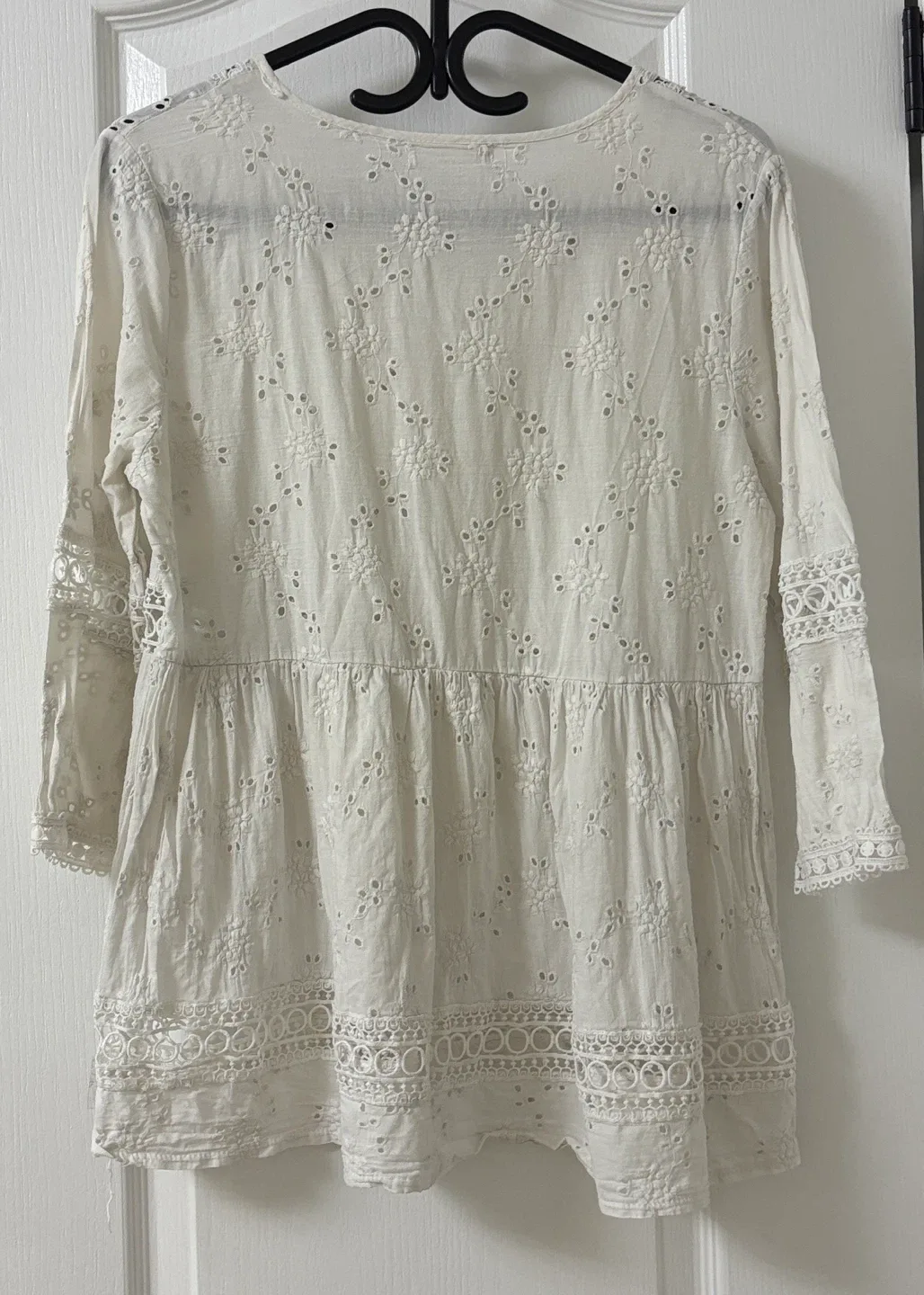 Blouse with eyelet embroidery size S image indicator(2)