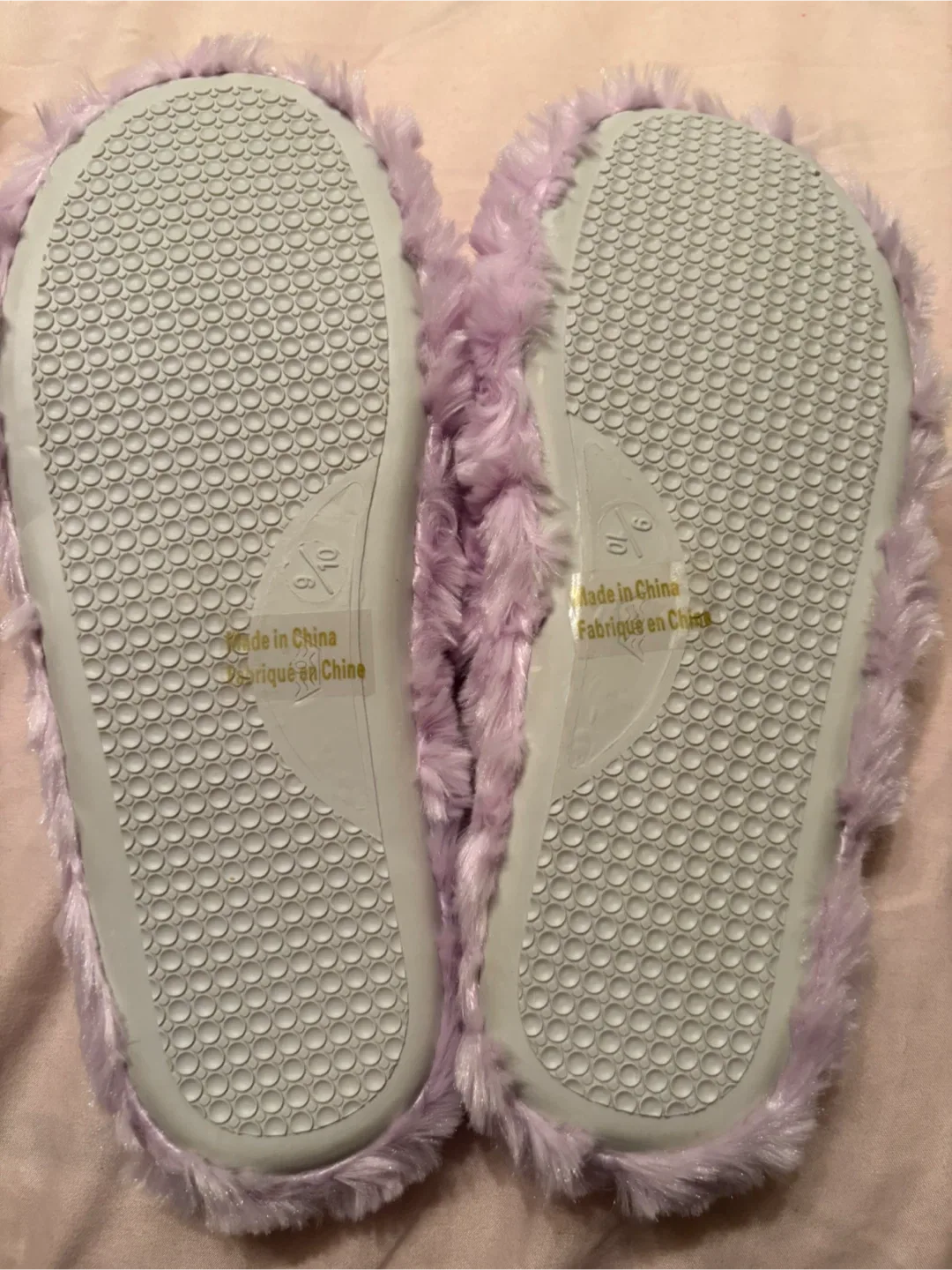 Fuzzy slippers - size 9-10 image indicator(4)
