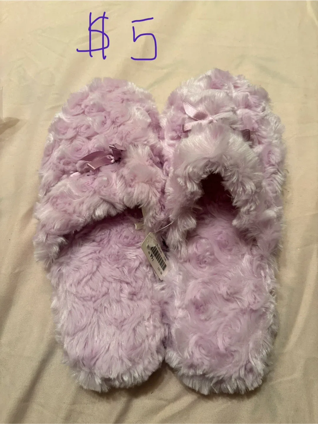 Fuzzy slippers - size 9-10 image indicator(3)