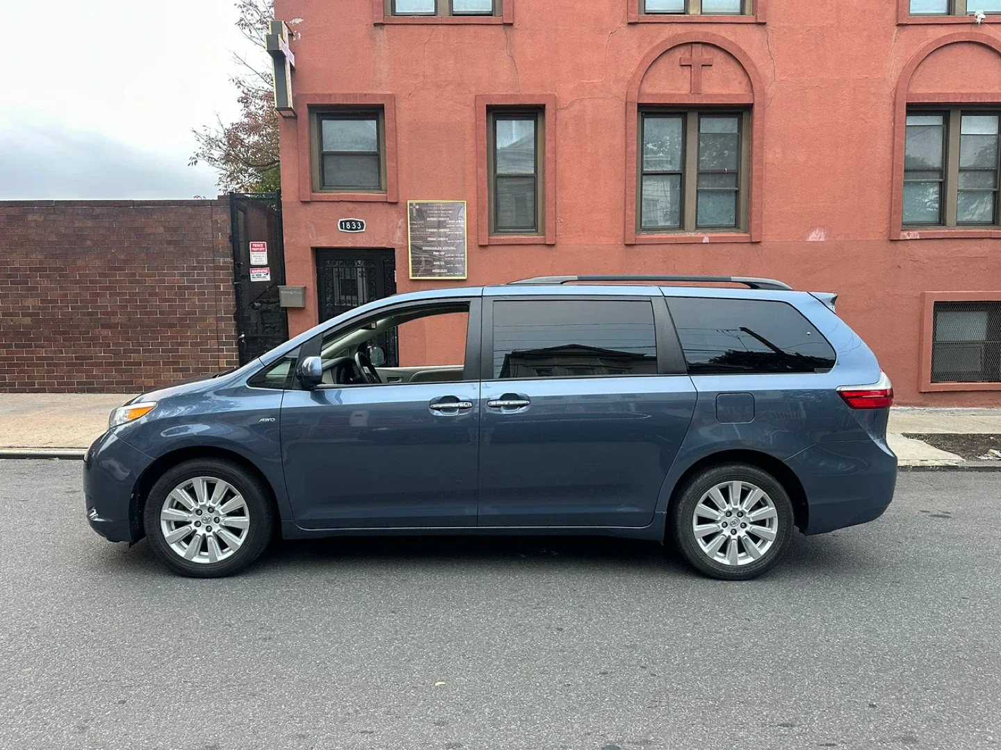 Toyota Sienna Minivan 2017 image indicator(2)