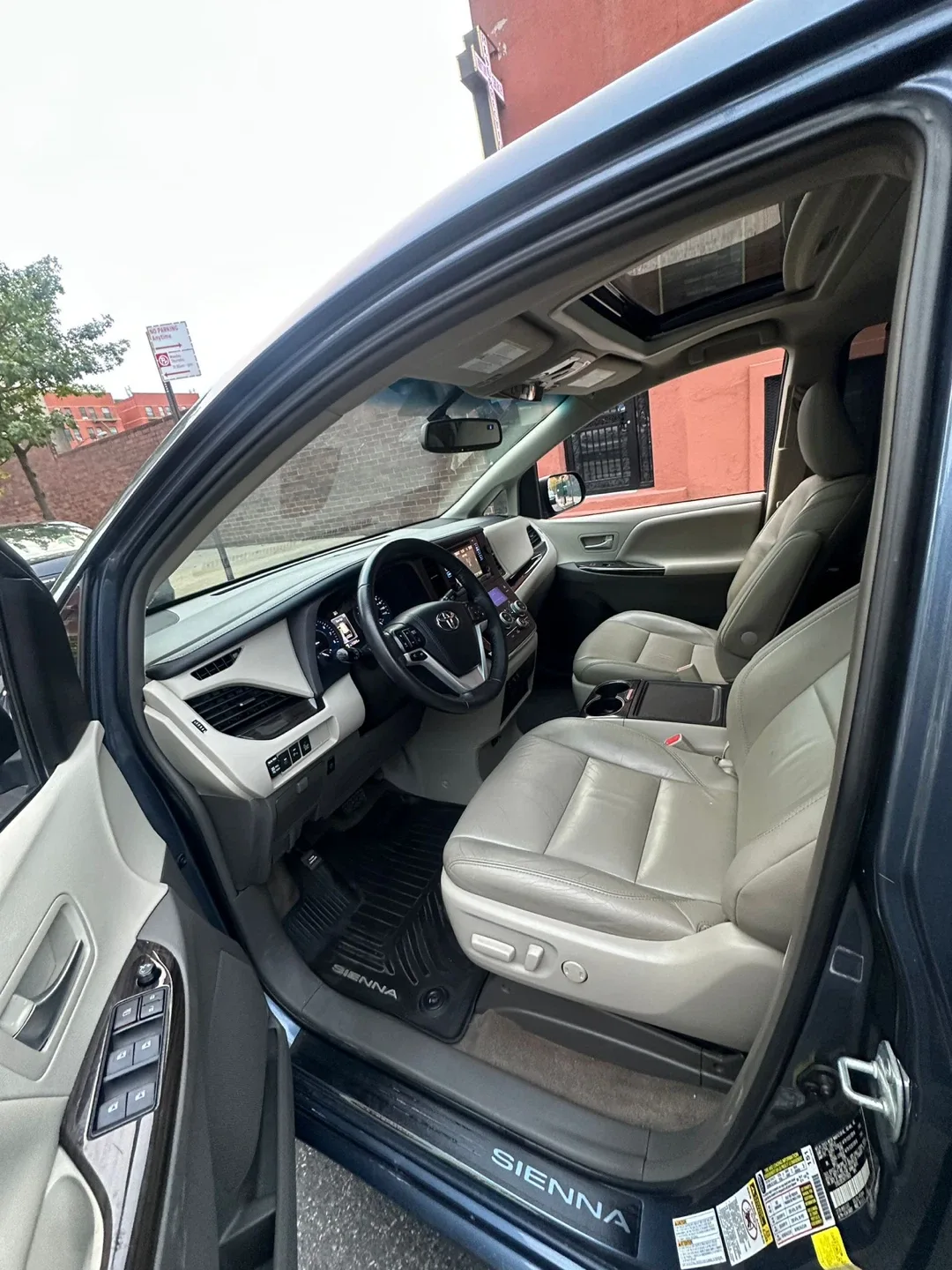 Toyota Sienna Minivan 2017 image indicator(3)