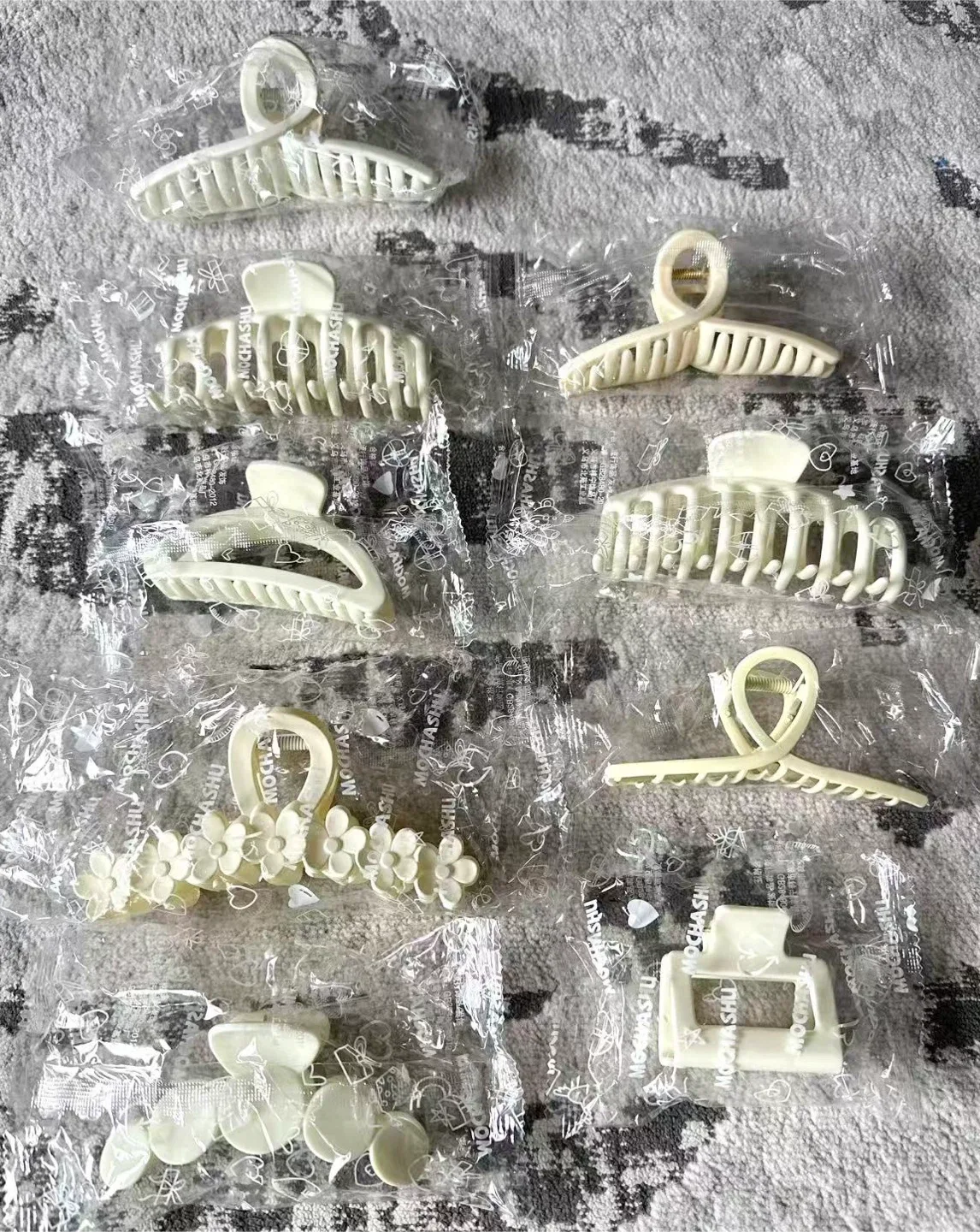 “NEW” Assorted Hair Claw Clips image indicator(2)