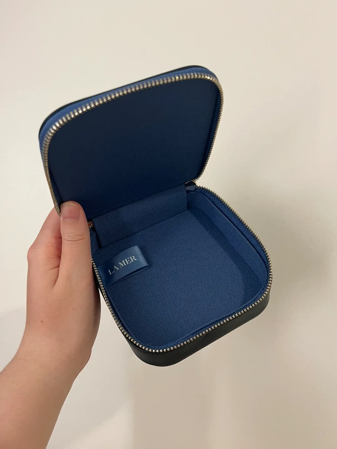 New La Mer Travel Case / Makeup Bag image indicator(4)