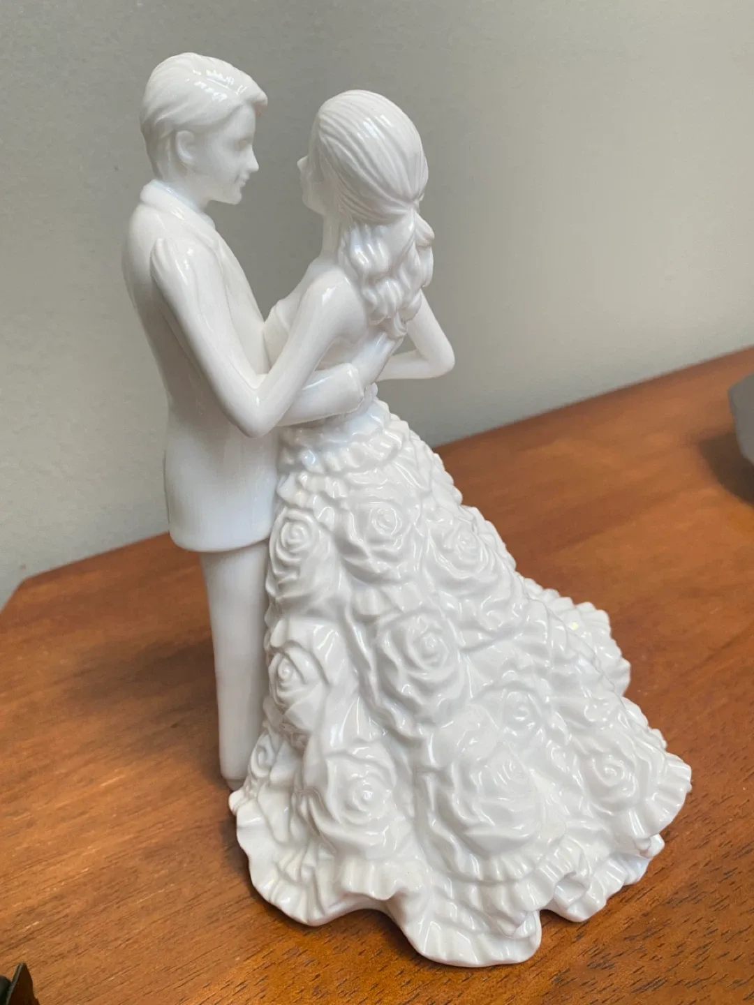 Monique Lhuillier Royal Doulton Modern Love Cake Topper image indicator(2)