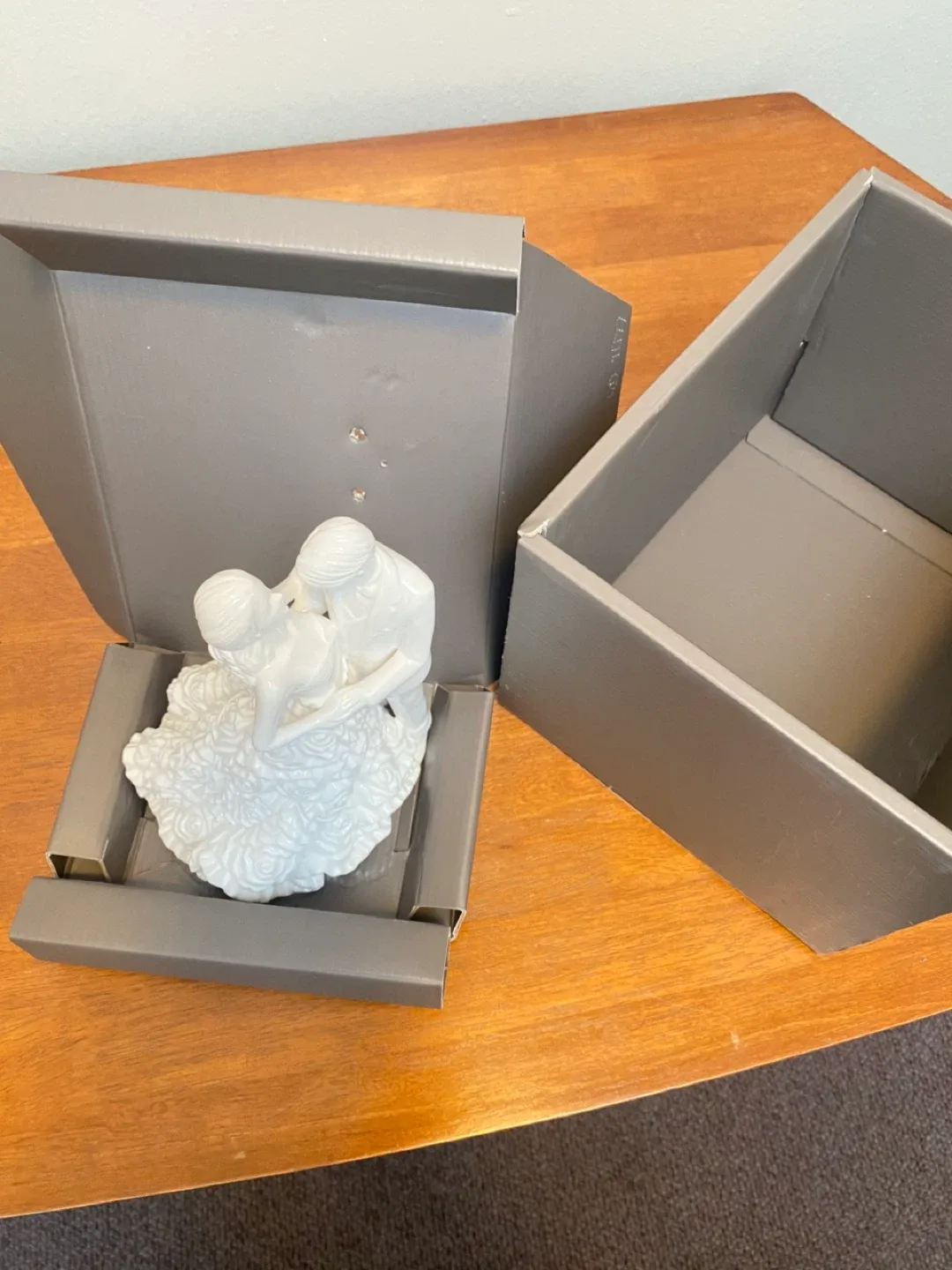 Monique Lhuillier Royal Doulton Modern Love Cake Topper image indicator(4)