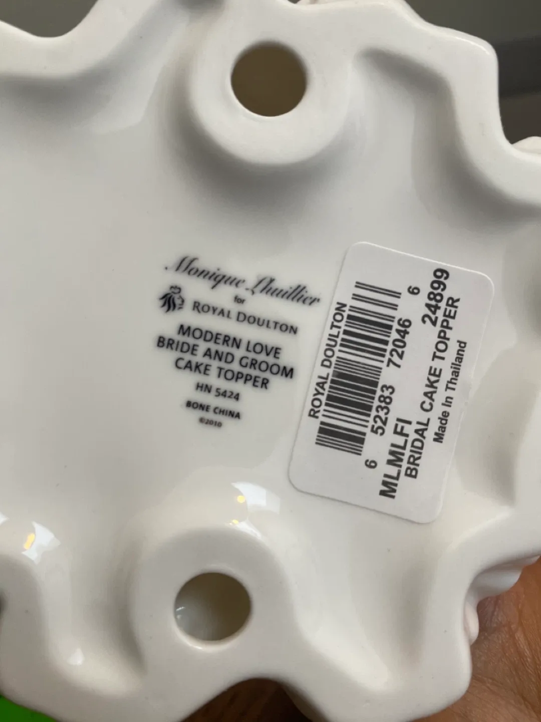 Monique Lhuillier Royal Doulton Modern Love Cake Topper image indicator(3)