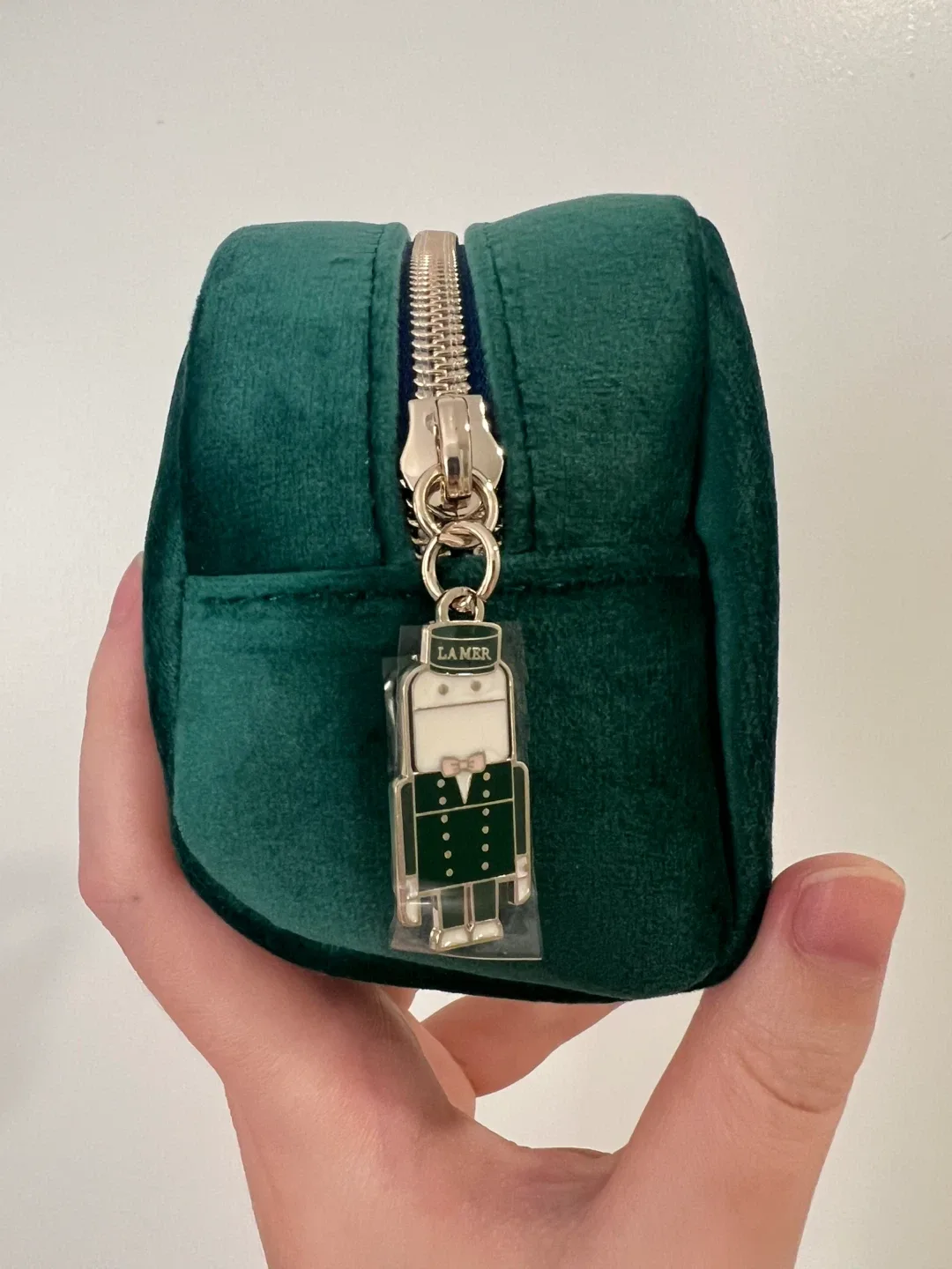 New La Mer Green Velvet Cosmetic / Makeup Bag image indicator(3)