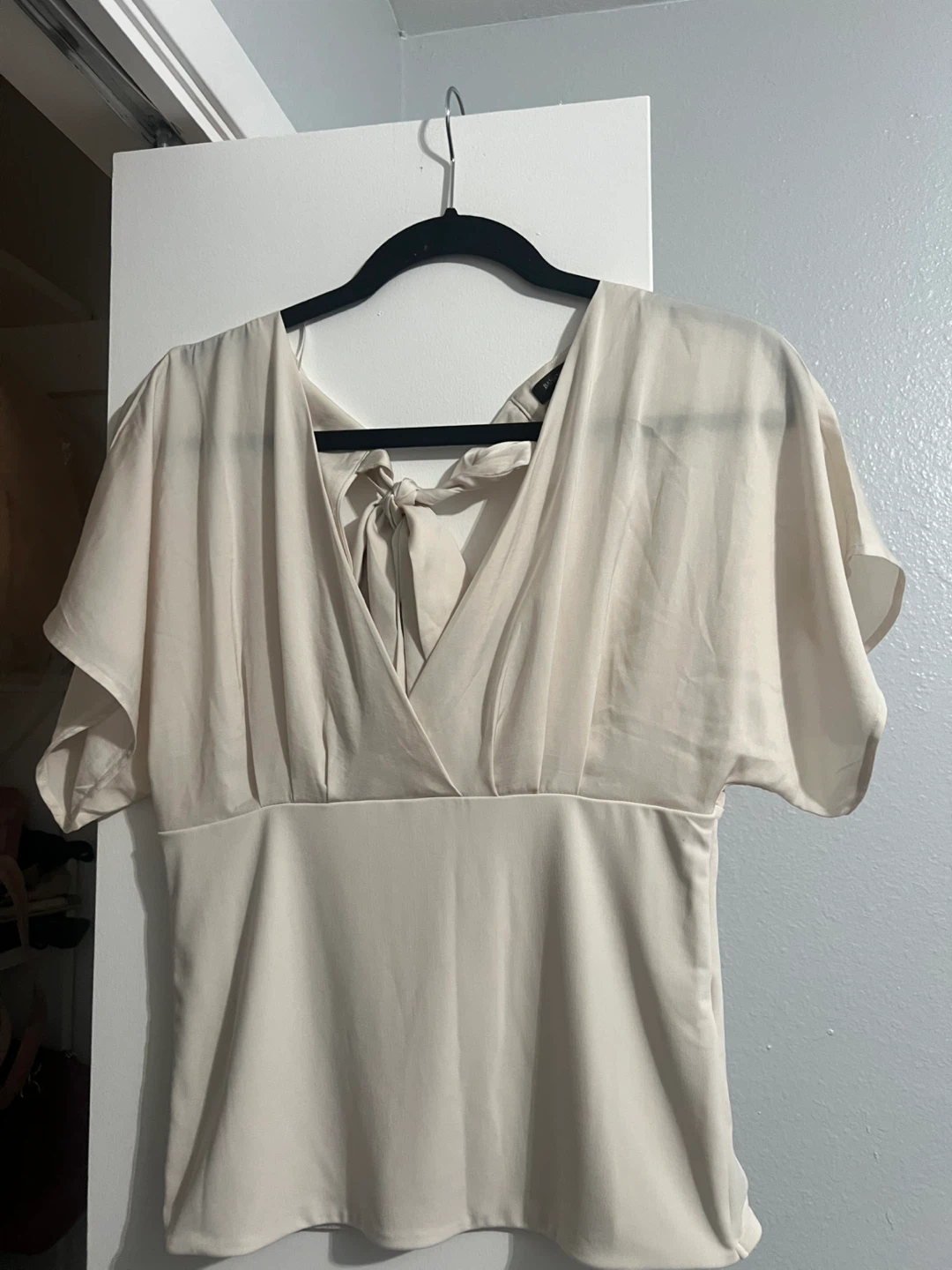 Women’s Banana Republic Cream Tie-Back Blouse - Size S
