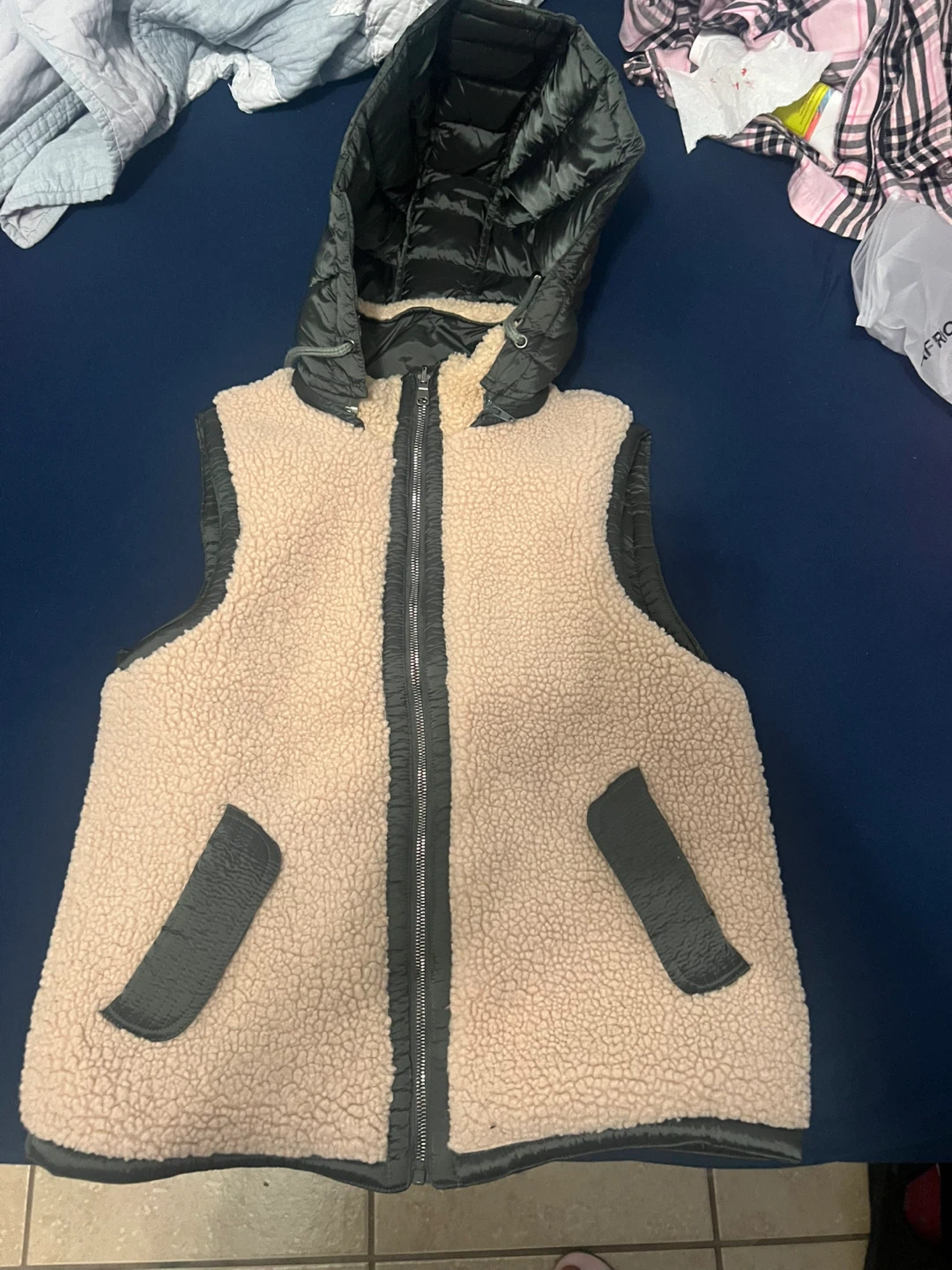 Women’s Puffer Vest with Sherpa Lining-size M - photo 3
