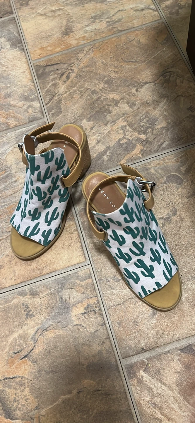⭐️⭐️⭐️  Cactus Print Chunky Heeled Sandals