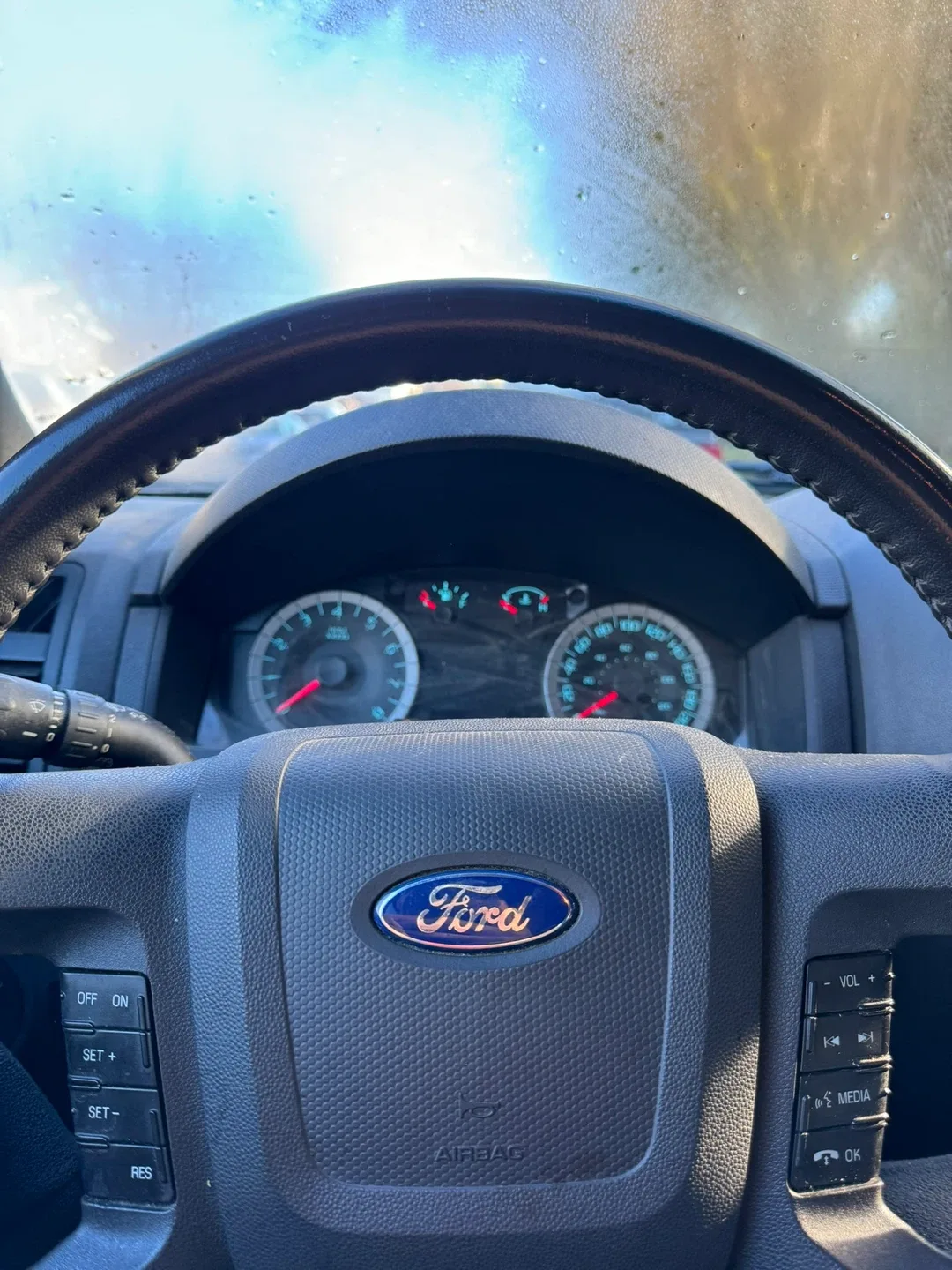 Ford Escape SUV image indicator(5)