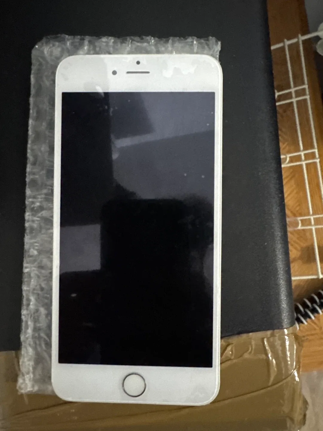iPhone 6s LCD Screen Replacement - White image indicator(2)