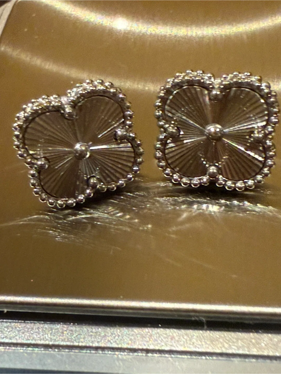 Clover Design Earrings image indicator(2)