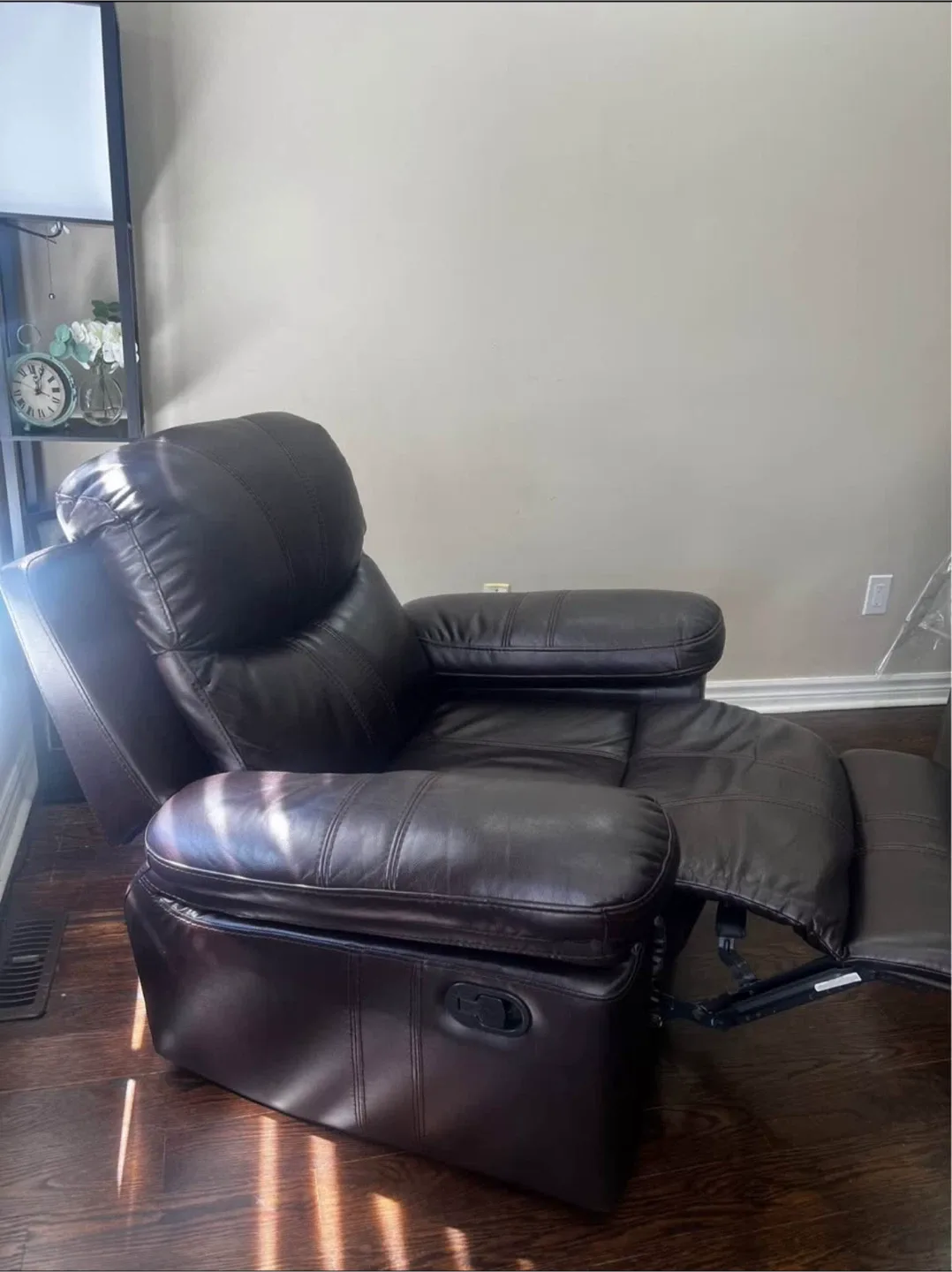 Brown Leather Recliner Chair image indicator(4)