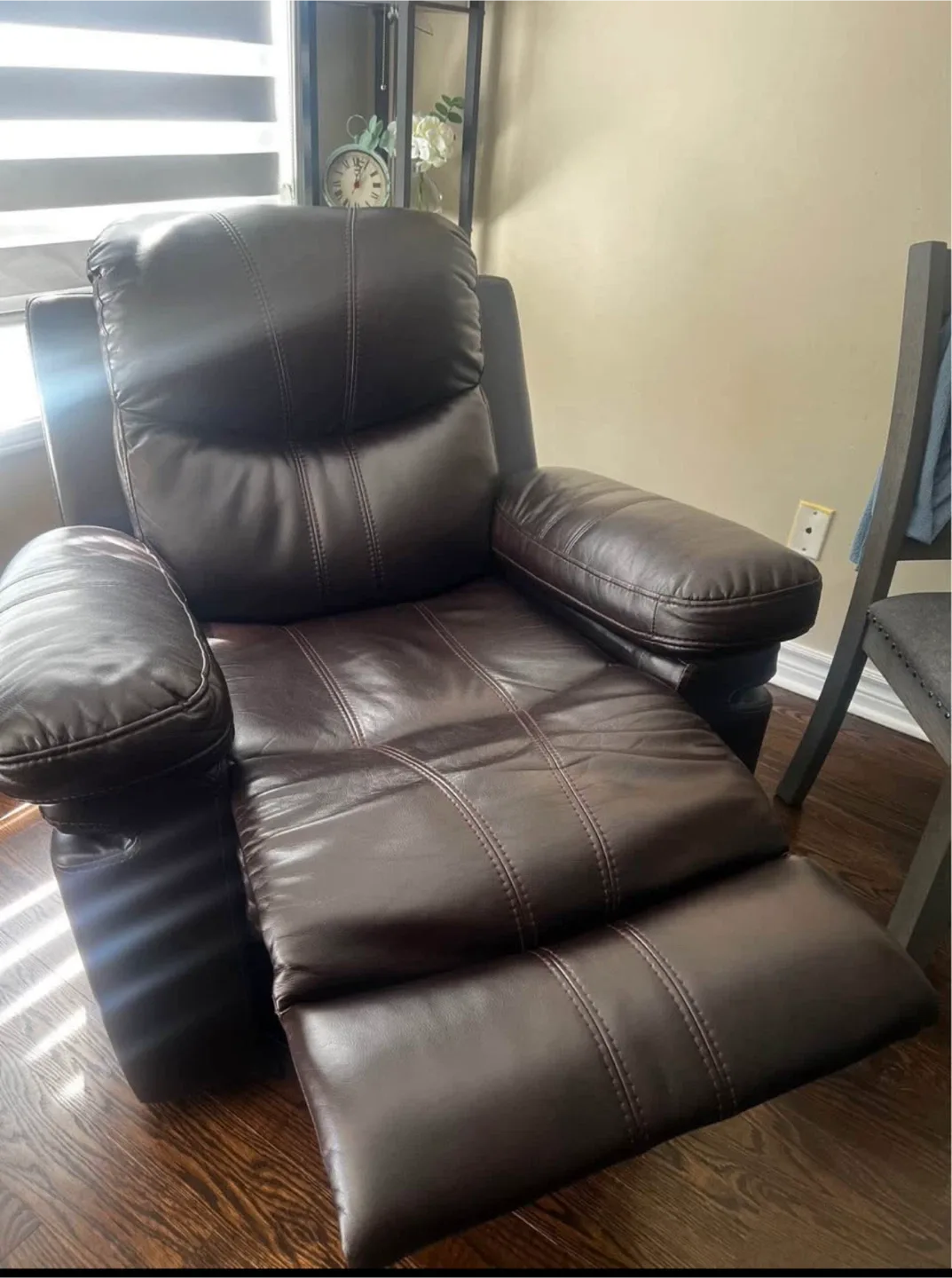 Brown Leather Recliner Chair image indicator(5)