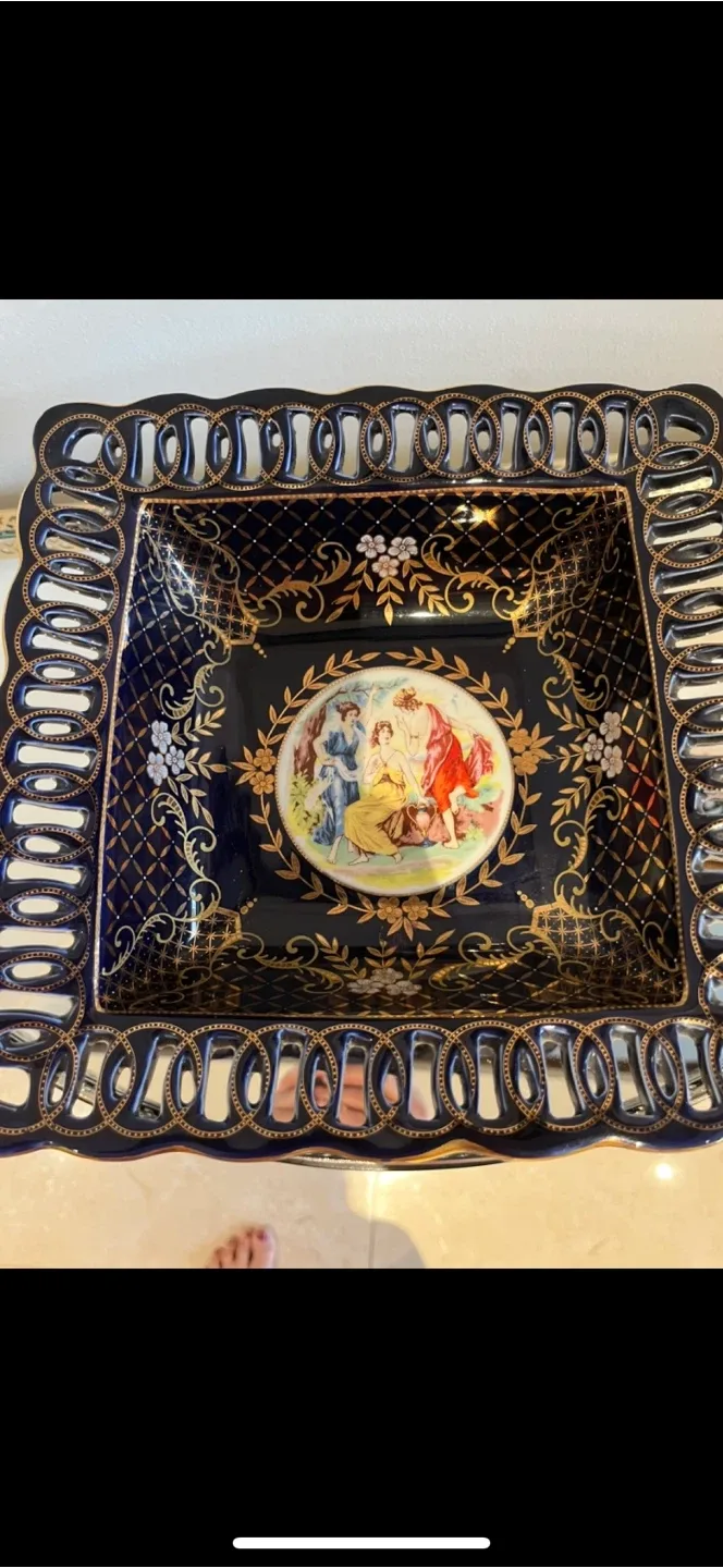 Fine Porcelain 24k Gold Decorative Pedestal Bowl thumbnail