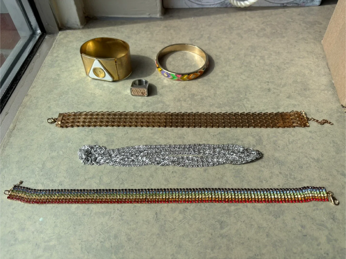 20 plus Assorted Vintage Bracelets & Necklaces image indicator(4)