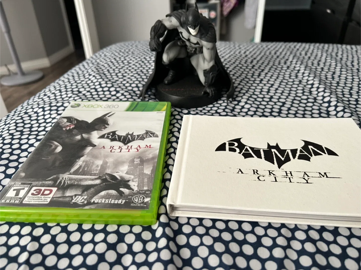 Batman Arkham City Statue, Game, & Art Book image indicator(4)