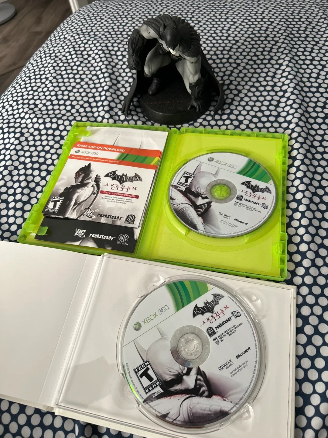 Batman Arkham City Statue, Game, & Art Book image indicator(6)