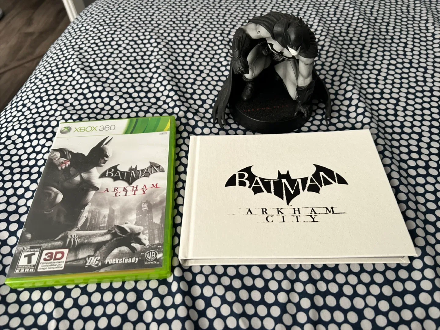 Batman Arkham City Statue, Game, & Art Book image indicator(10)