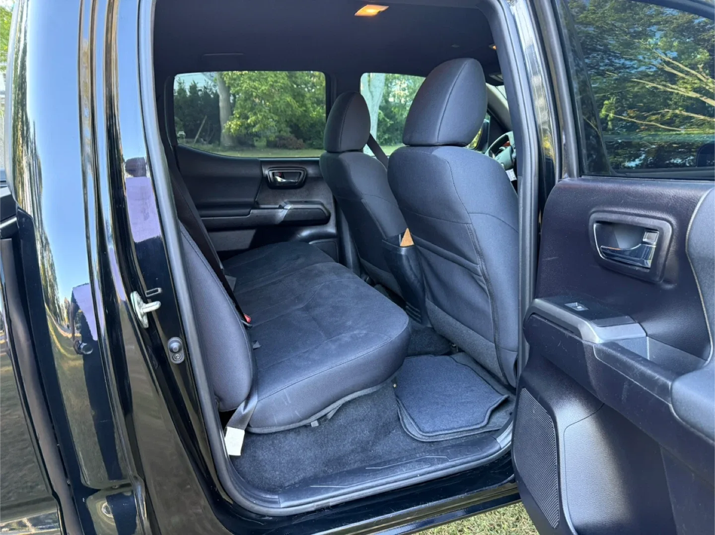 Toyota Tacoma TRD Sport - Black image indicator(9)