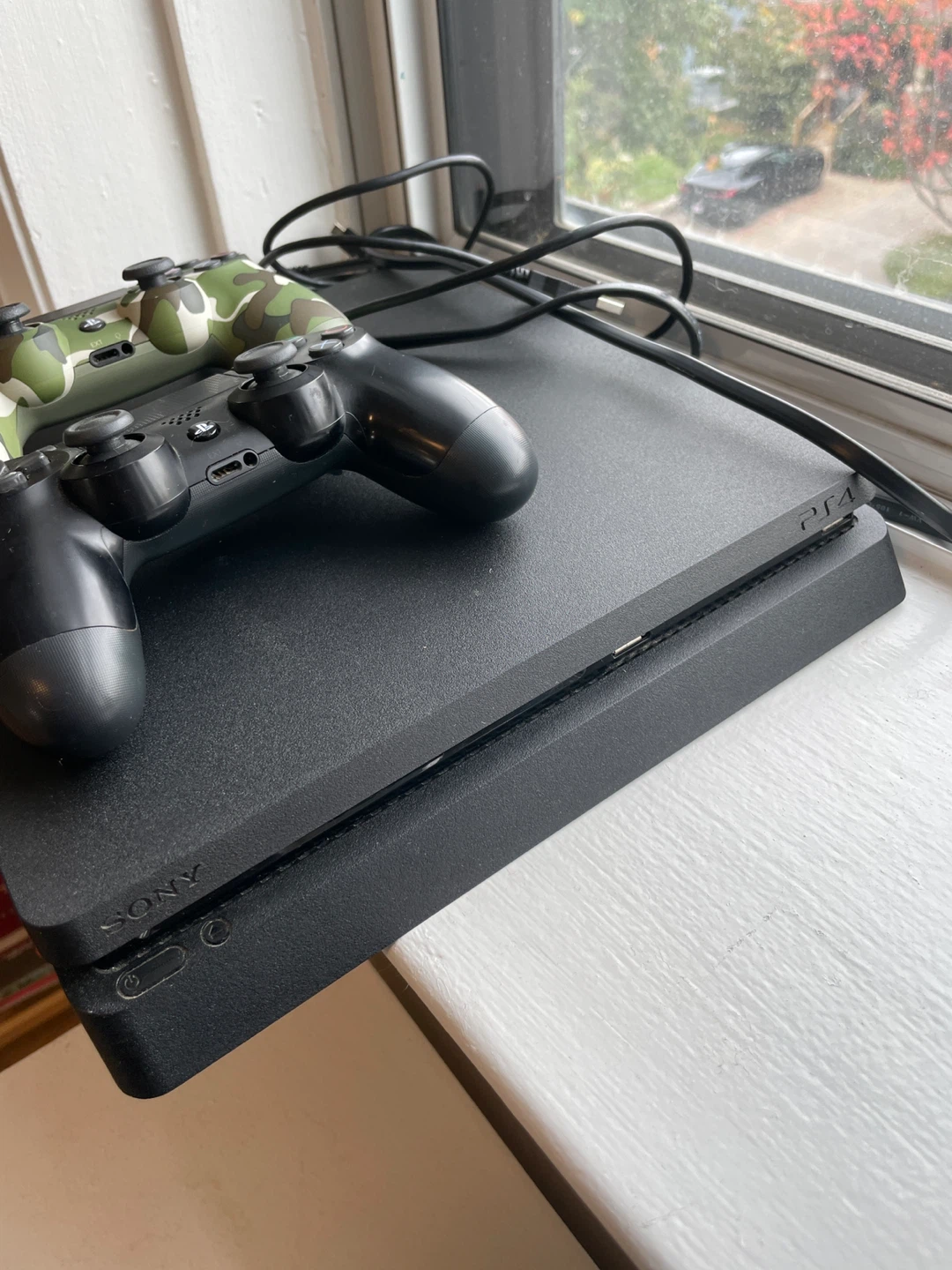 PlayStation 4 (500 gb)Console + 2 Controllers