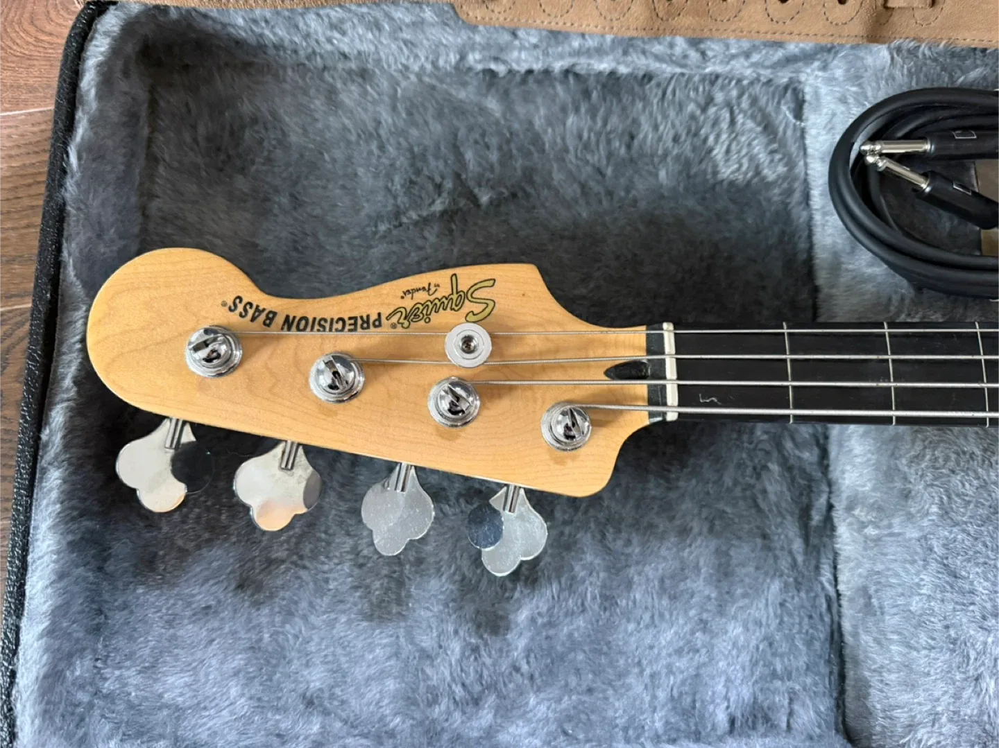 Squier by Fender Precision Bass image indicator(2)