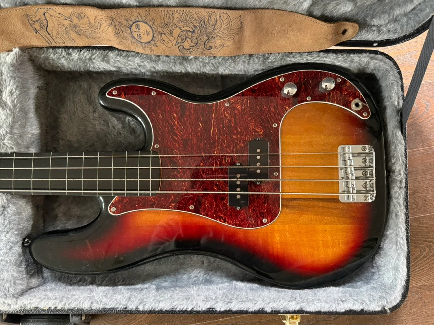 Squier by Fender Precision Bass image indicator(3)