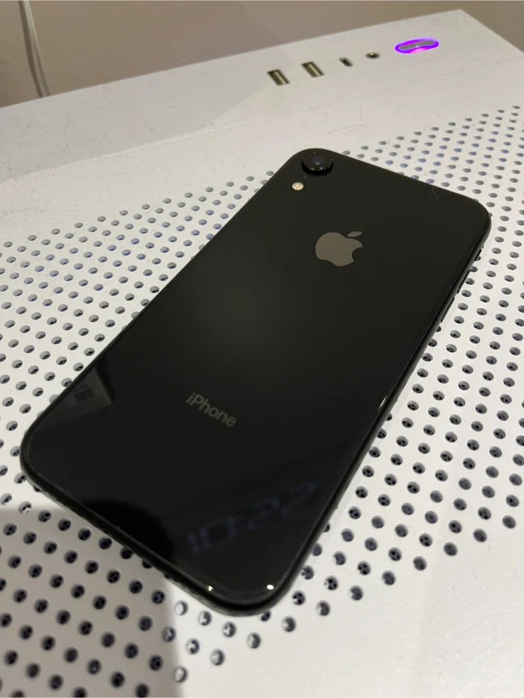 iPhone XR 64GB image indicator(2)