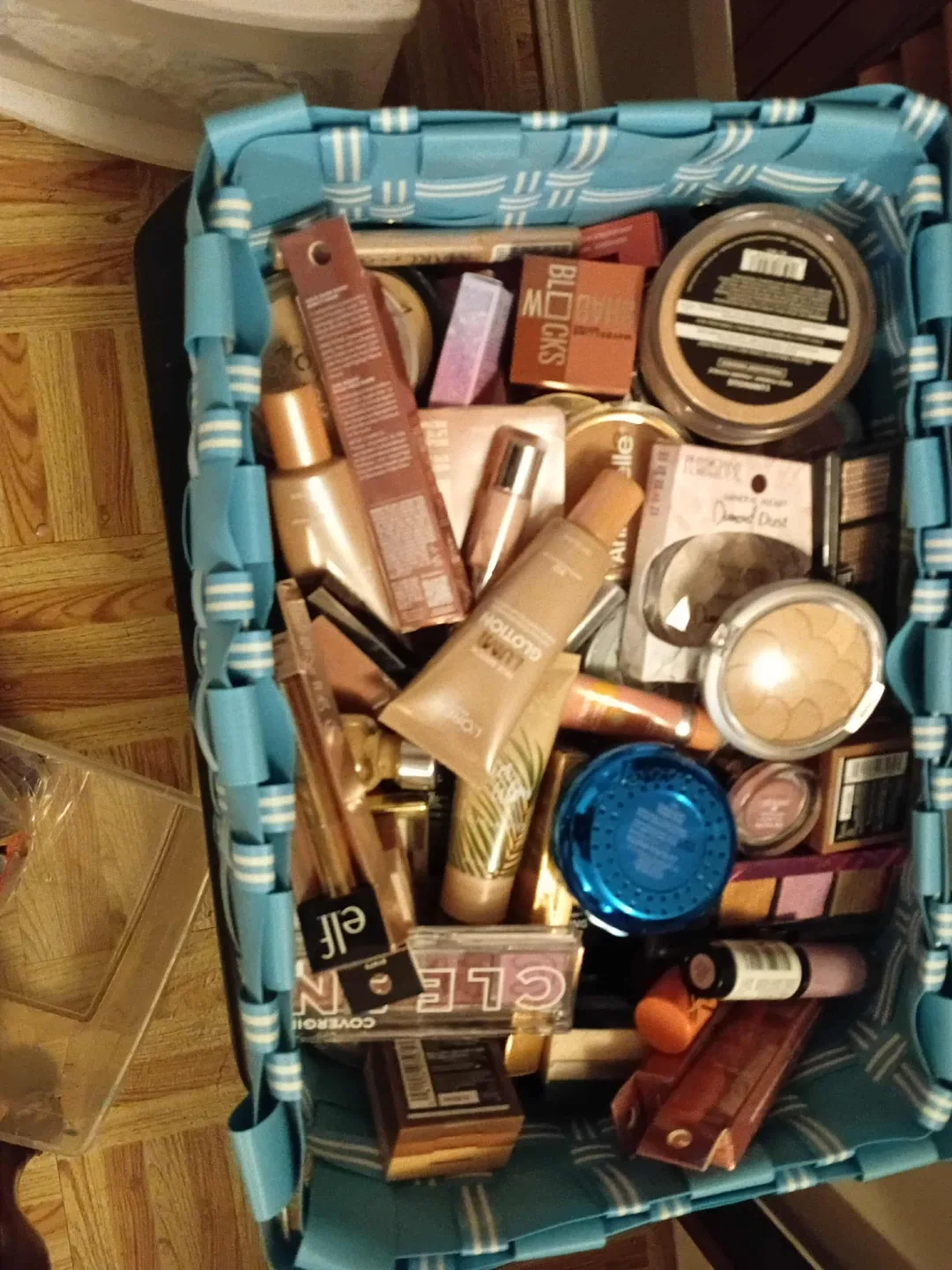 Makeup bundle for sale (best offer image indicator(2)