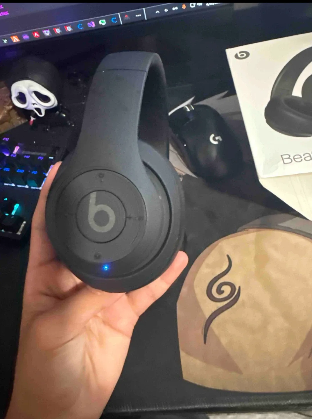 Beats Studio Pro - Black Headphones with Case image indicator(6)