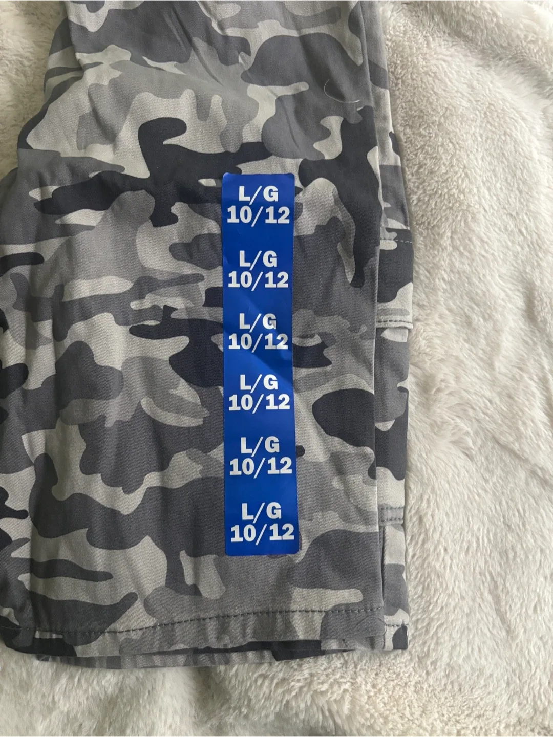 Levi's Camo Shorts - Size L (10/12) image indicator(4)