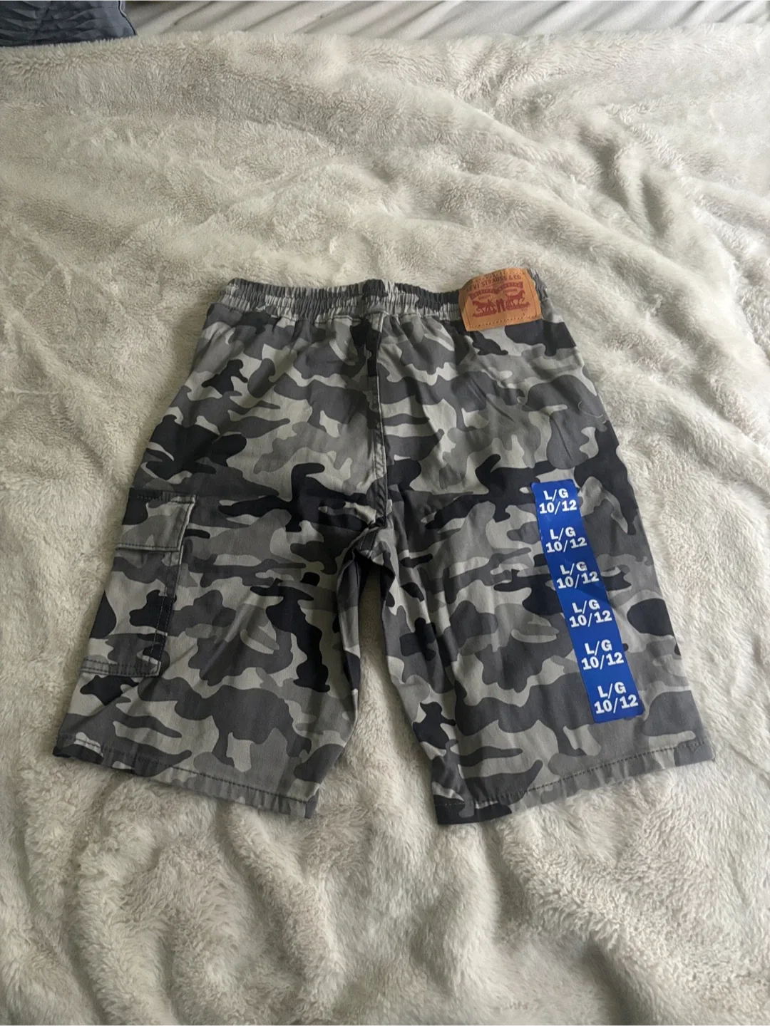 Levi's Camo Shorts - Size L (10/12) image indicator(2)