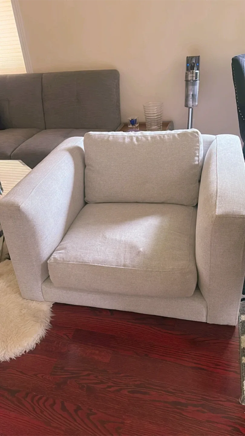 Comfortable Light Grey Lounge Chair image indicator(3)