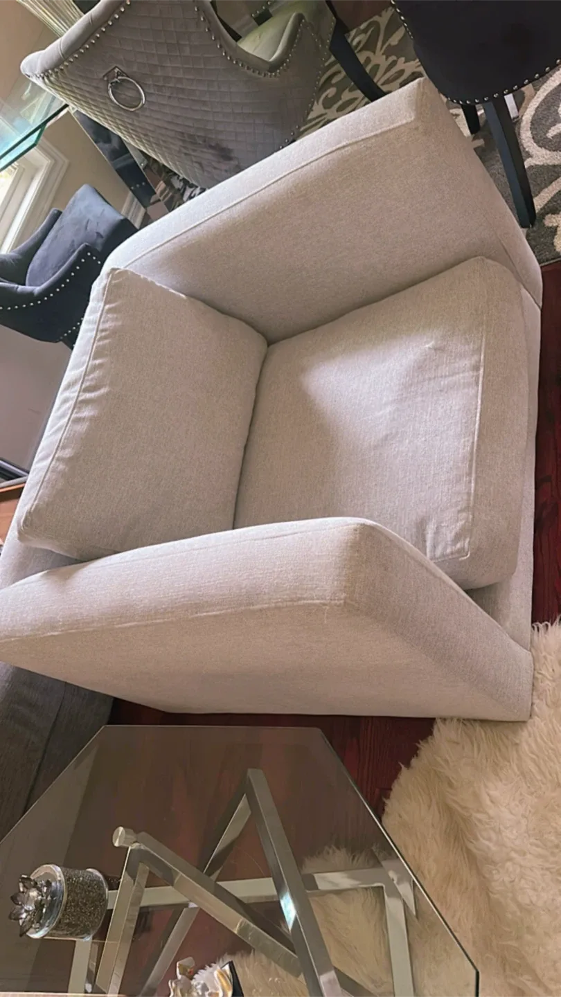 Comfortable Light Grey Lounge Chair image indicator(4)