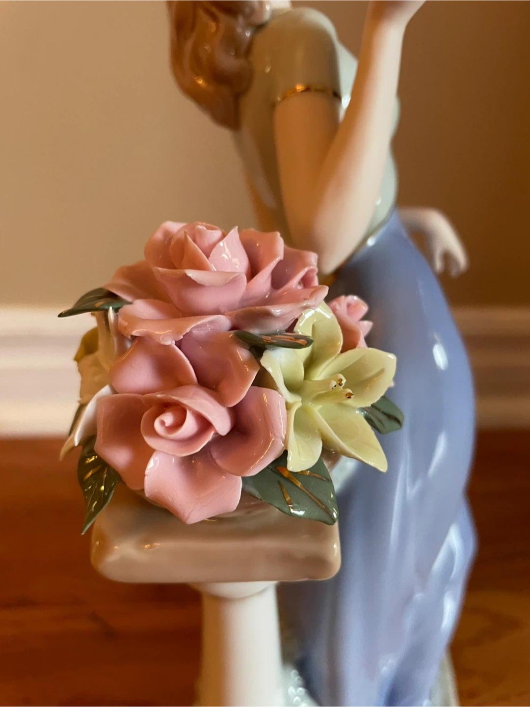 Lladro Style Porcelain Figurine - photo 3