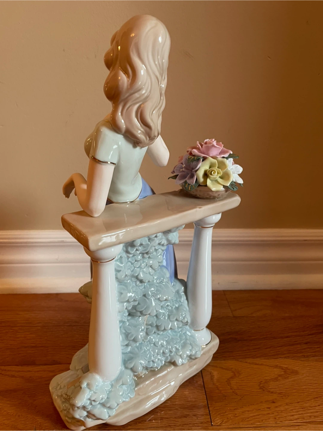 Lladro Style Porcelain Figurine - photo 2